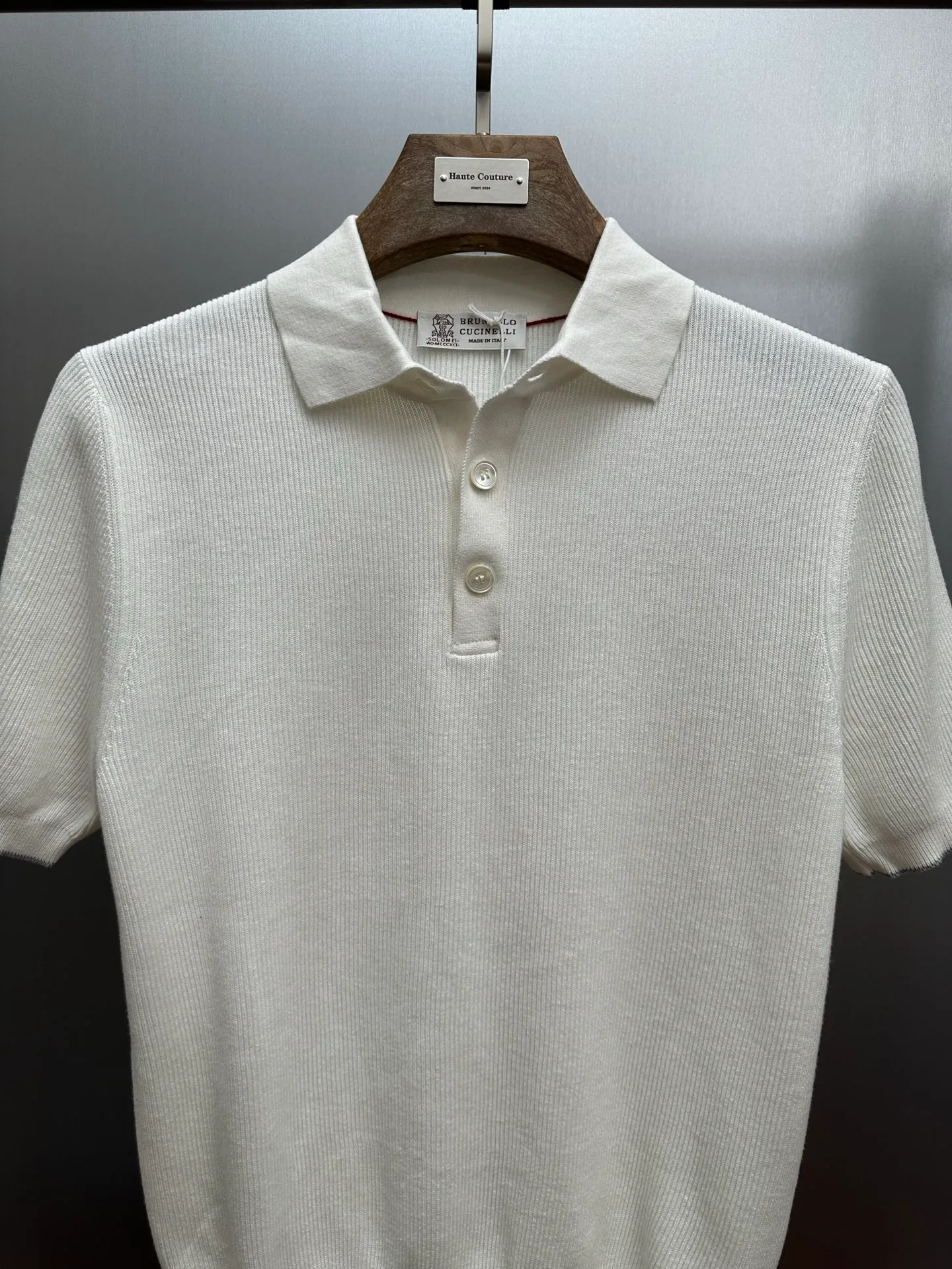 16:1 replica Cream White texture knitted Polo shirt. The counter has the same 1:1 reproduction. The cream white tone is matched with the delicate pitted texture, which is clean and high-end. Breathable knitted fabric is selected, it is skin-friendly, soft and waxy, draped and stylish and not easy to wrinkle. The lapel + two-button design is neat and exquisite, with brand details hidden in the neckline. The shape is slim and not tight, suitable for many scenes, and can easily create a simple gentleman's style. size:44-46-48-50-52